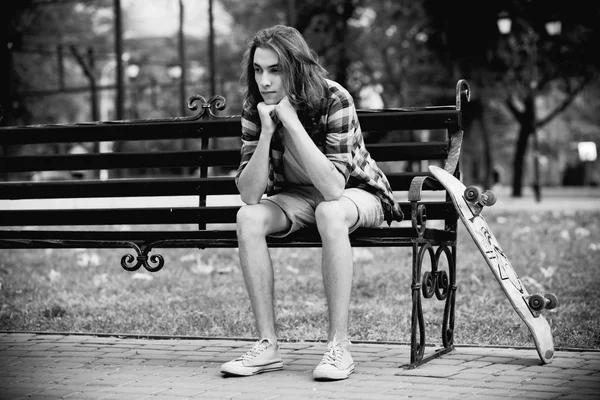 Jovem skatista no parque — Fotografia de Stock