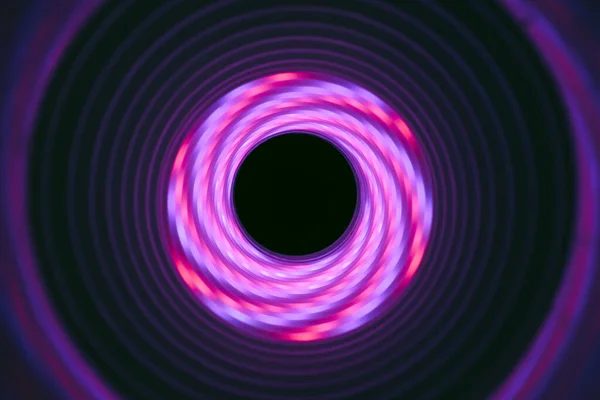 漂亮的抽象涡旋隧道 背景图上有紫色霓虹灯 可作分离之用 — 图库照片