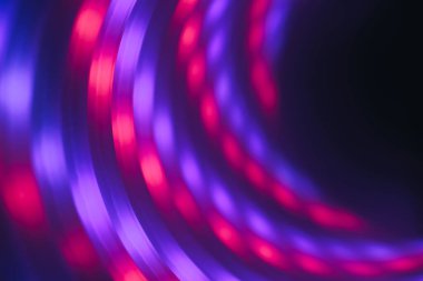 Tasarım için desenli arkaplan desenli mor ışıklı soyut girdap tüneli.