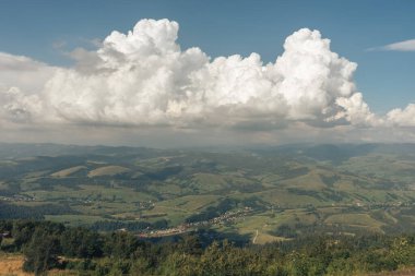 Carpatian yaz manzarası. Mavi arkaplanda güzel dağlar.
