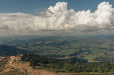 Carpatian yaz manzarası. Mavi arkaplanda güzel dağlar.