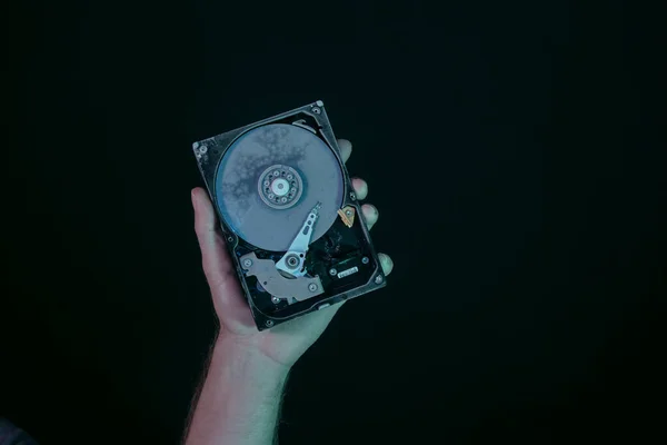 Tangan Memegang Detail Terbuka Beku Hard Disk Konsep Informasi Perlindungan — Stok Foto