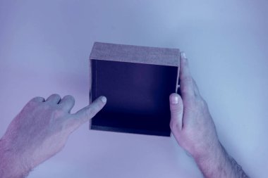  Gri bir arka planda güzel, açık bir kutu..