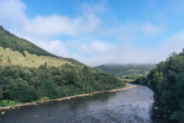 Carpatian yaz manzarası. Mavi arkaplanda güzel dağlar ve nehir.