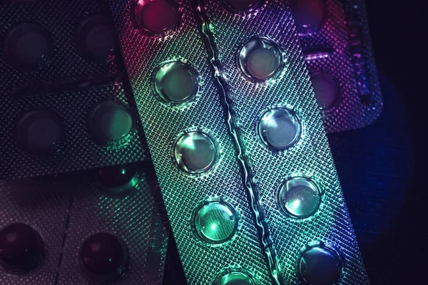Tabletták Vagy Gyógyszerek Egy Csomagban Neon Fény Alatt Sötét Háttér — Stock Fotó