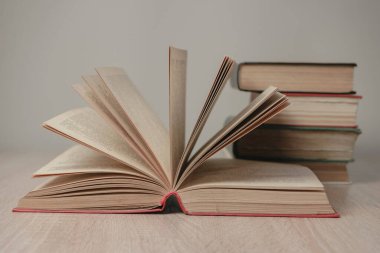 Güzel antika kitaplar. Tasarım için model arka planı. Ahşap masa ve beyaz duvar arkaplanındaki kitap..