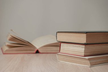 Güzel antika kitaplar. Tasarım için model arka planı. Ahşap masa ve beyaz duvar arkaplanındaki kitap..