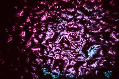 Renk ışığı olan güzel soyut kristal, tasarım için arkaplan deseni.