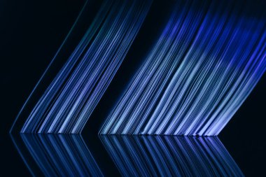 Bir gece mavi ışıkta güzel kitap sayfalarını kapat. Tasarım için arkaplan modeli. Makro fotoğrafçılık görünümü.