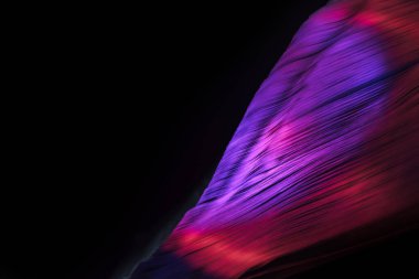 Bir gecede çok renkli ışıkta güzel kitap sayfalarını kapat. Tasarım için arkaplan modeli. Makro fotoğrafçılık görünümü.