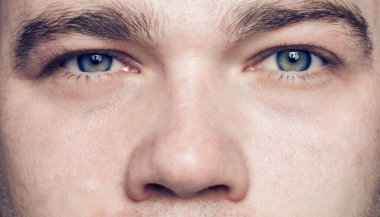 Avrupa 'nın yakın plan yüzleri kapanıyor ve gözler açılıyor, gülümsüyor.