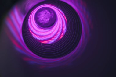 Tasarım için desenli arkaplan desenli mor ışıklı soyut girdap tüneli.