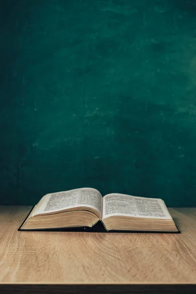 Öppna Den Heliga Bibeln Ett Träbord Vacker Grön Vägg Bakgrund — Stockfoto