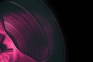 Eski tip makaralı teybi renkli ışıkta kapat. Tasarım için arkaplan dokusu. 