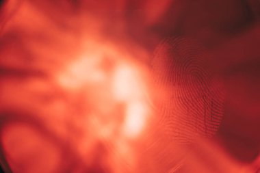 Tasarım için arkaplan dokusundaki güzel kırmızı renkli parmak izini kapat. Makro fotoğrafçılık görünümü.