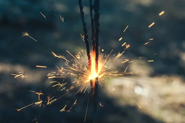 Όμορφη Sparklers Στην Εξωτερική Στο Φως Ηλιοβασιλέματος Θολή Φόντο — Φωτογραφία Αρχείου