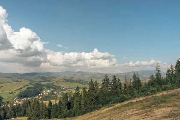 Carpatian yaz manzarası. Mavi arkaplanda güzel dağlar.