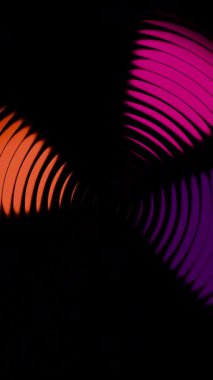 Siyah bir arkaplanda mor ve turuncu renkli canlı soyut dalga desenleri.