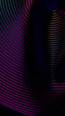 Siyah bir arkaplanda mor ve turuncu renkli canlı soyut dalga desenleri.