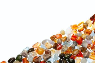 Beyaz bir arka plan üzerinde değerli taşlar