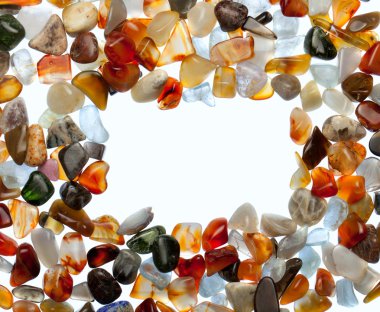 Beyaz bir arka plan üzerinde değerli taşlar