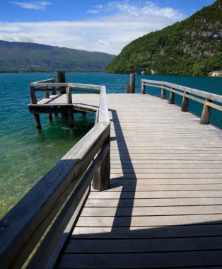 ahşap bir iskele lake annecy içinde görüntüleme