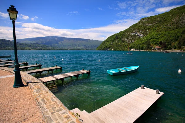 Annecy Lake, hölzerne Pontons und Steg in veyrier-du-lac. — Stockfoto