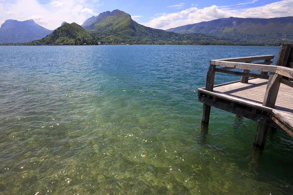 View from a wooden jetty over Lake Annecy — Zdjęcie stockowe