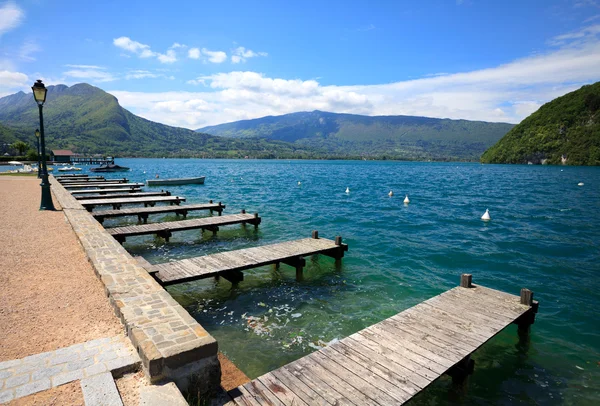 Annecy lake, houten pontons andlanding fase in Veyrier-du-lac. — Stockfoto