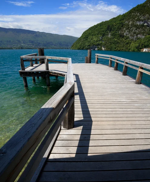 Vista desde un embarcadero de madera sobre el lago Annecy —  Fotos de Stock