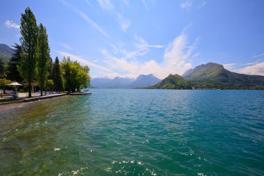 Güzel manzaralı kristal berraklığında Annecy Gölü