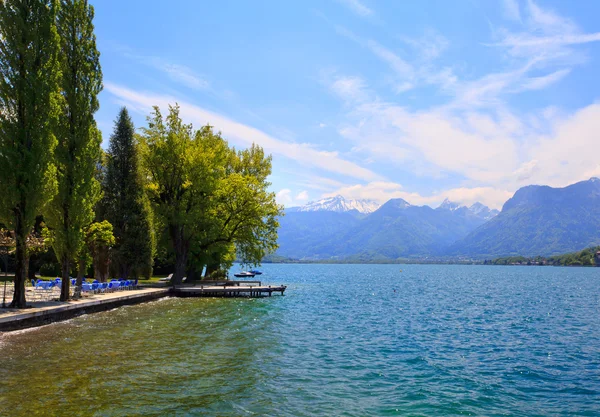 Schöne Landschaft mit Blick auf den kristallklaren Annecy-See — Stockfoto