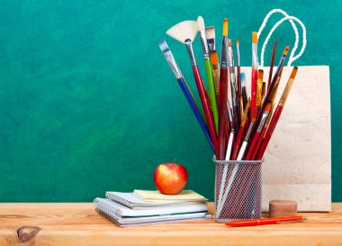 Ahşap masa Sanat fırçalar