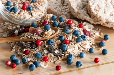 Yabani çilek tahıl porsiyon, crispbread toplu ahşap tablo