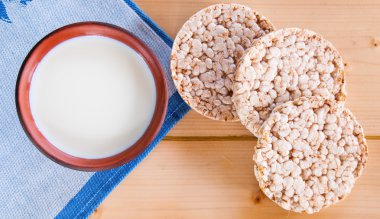 Ahşap masa üzerinde cam kupa ile Crispbread süt.