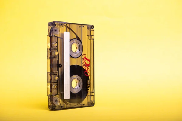 Permaneciendo Casete Audio Vintage Vertical Sobre Fondo Amarillo —  Fotos de Stock