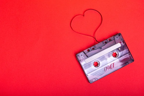 Casete Audio Vintage Sobre Fondo Rojo Con Corazón Música Amor —  Fotos de Stock