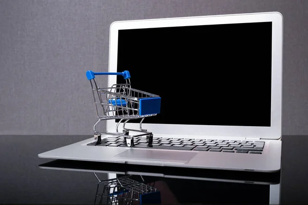 Siyah Ekranlı Dizüstü Bilgisayar Kullanarak Internetten Alışveriş Satın Alma Modeli — Stok fotoğraf