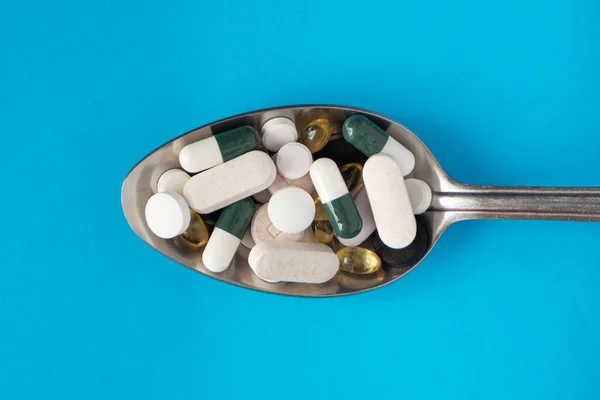 Metalen Lepel Pillen Geïsoleerd Blauwe Achtergrond Close Groot Drugsgebruik Concept — Stockfoto