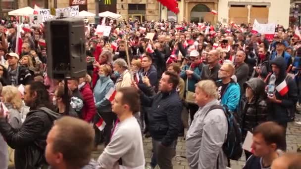 Wroclaw, Polen - 10. Oktober 2020 - Gegner der Beschränkungen der COVID-19 kamen mit polnischen Flaggen auf den Hauptplatz der Stadt. Inschrift auf Polnisch - mein Land mein Körper — Stockvideo