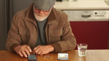 Ekonomik kriz konsepti. Fakir adam faturaları ödemek için para sayıyor. Dünyadaki işsizlik ve sosyal sorunlar, Coronavirus covid-19