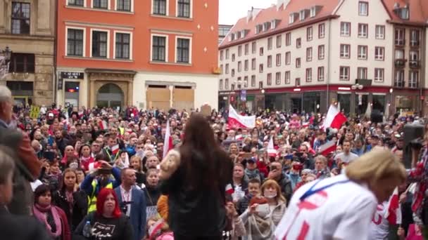 Wroclaw, Polonia - 10 de octubre de 2020 - Los opositores a las restricciones de COVID-19 llegaron a la plaza principal de la ciudad con banderas polacas. Inscripción en polaco - personas libres — Vídeos de Stock