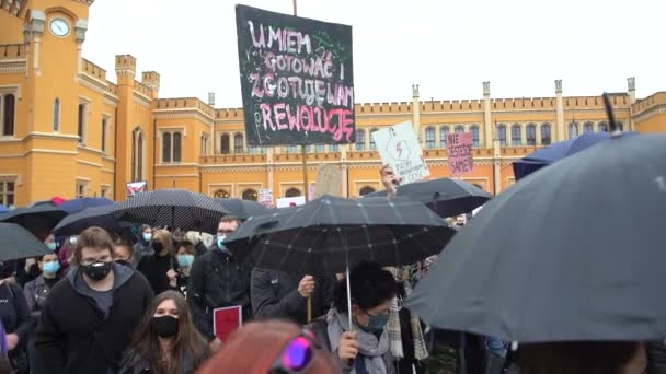 Wroclaw, Polen, 23. Oktober 2020 - Frauenstreik in Wroclaw. Die Revolution ist eine Frau. Inschrift auf Polnisch - wir wissen, wie man kocht, wir bereiten eine Revolution vor. — Stockvideo