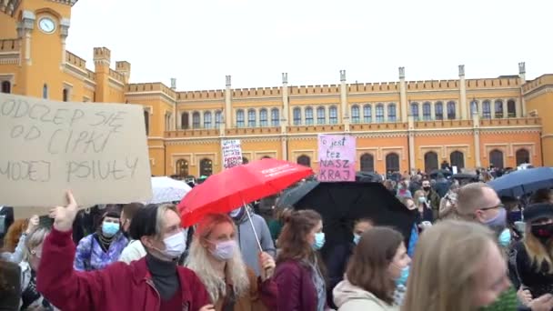 Wroclaw, Poland, 23 october 2020 - Womens Strike in Wroclaw. The revolution is a woman. Inscription in Polish - step away from my pussy, this is our country too — Vídeo de stock