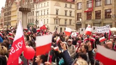 Wroclaw, Polonya - 10 Ekim 2020 - COVID-19 kısıtlamaları Polonya bayraklarıyla kentin ana meydanına geldi. Lehçe yazıtlar - benim ülkem benim vücudum