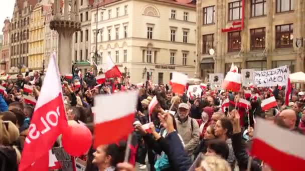 波兰弗罗茨拉夫（英语：Wroclaw, Poland）- - 2020年10月10日- -反对COVID-19限制的人士来到了城市的主广场，并悬挂波兰国旗。波兰语- -我的国家，我的身体 — 图库视频影像