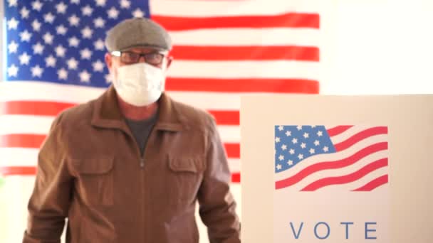 Eleições nos EUA 2020 conceito. American aposentado mascarado para votar em 2020 eleições nos EUA. Votação durante a pandemia de Coroanvirus Covid-19 — Vídeo de Stock