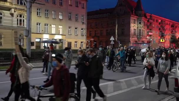 Wroclaw, Poland, 26 october 2020 - Polish womens strike. Huge crowd with banners in Polish - get off my pussy, this is war — Αρχείο Βίντεο