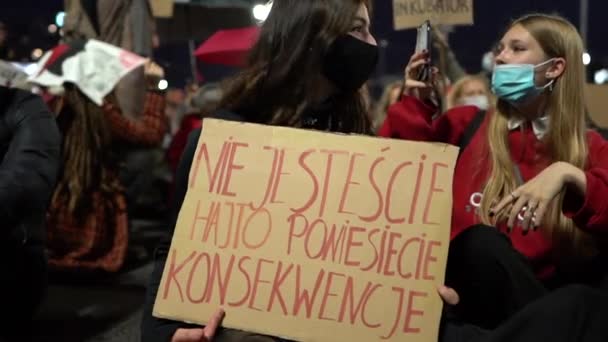 Wroclaw, Polônia, 26 de outubro de 2020 - Greve de mulheres polonesas. Jovens mascaradas com relâmpagos, participantes de protesto. Letras polonesas - Não é para você que você vai sofrer as consequências — Vídeo de Stock