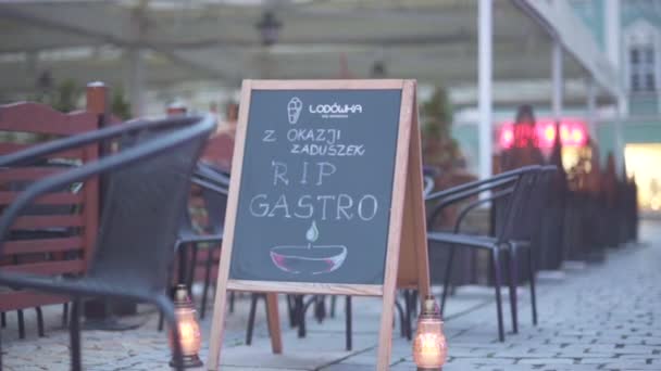 Gesloten café in Polen. De inscriptie in het Pools - ter gelegenheid van Allerheiligen, stierf het restaurant Economische crisis concept — Stockvideo